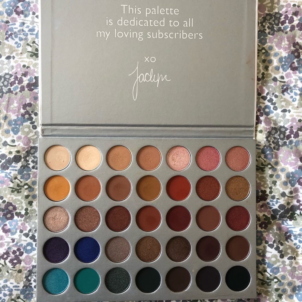 Jaclyn Hill eyeshadow palette